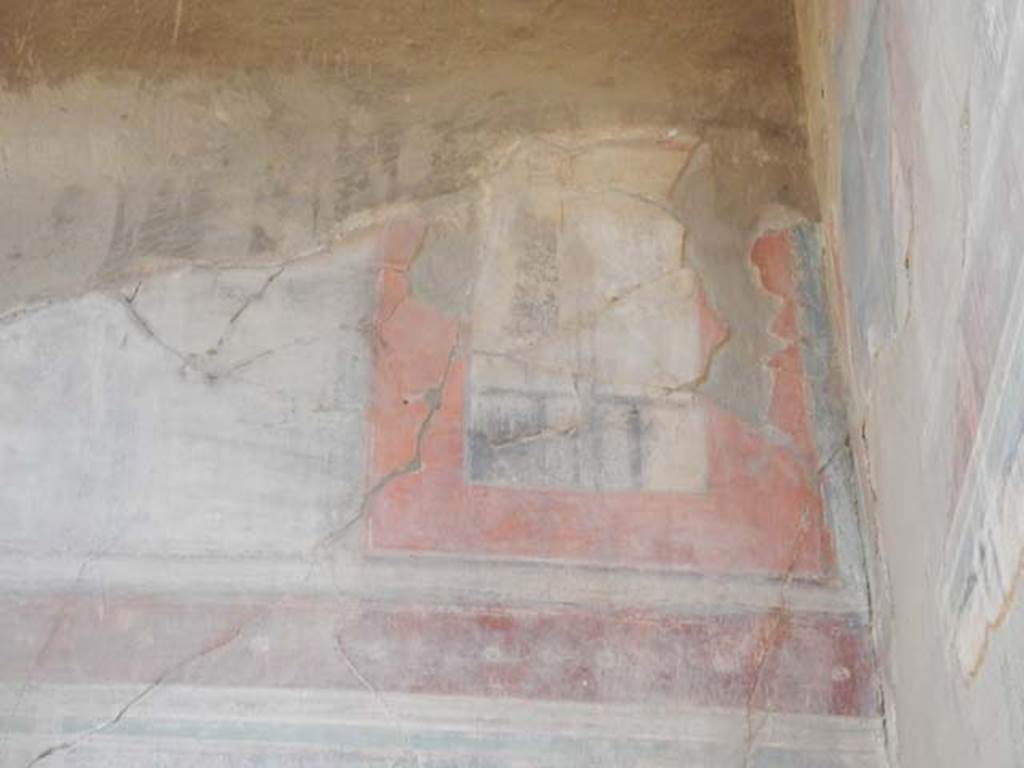 III.16, Herculaneum, May 2018. Room 9, detail of painted decoration on upper south wall in south-west corner.
Photo courtesy of Buzz Ferebee